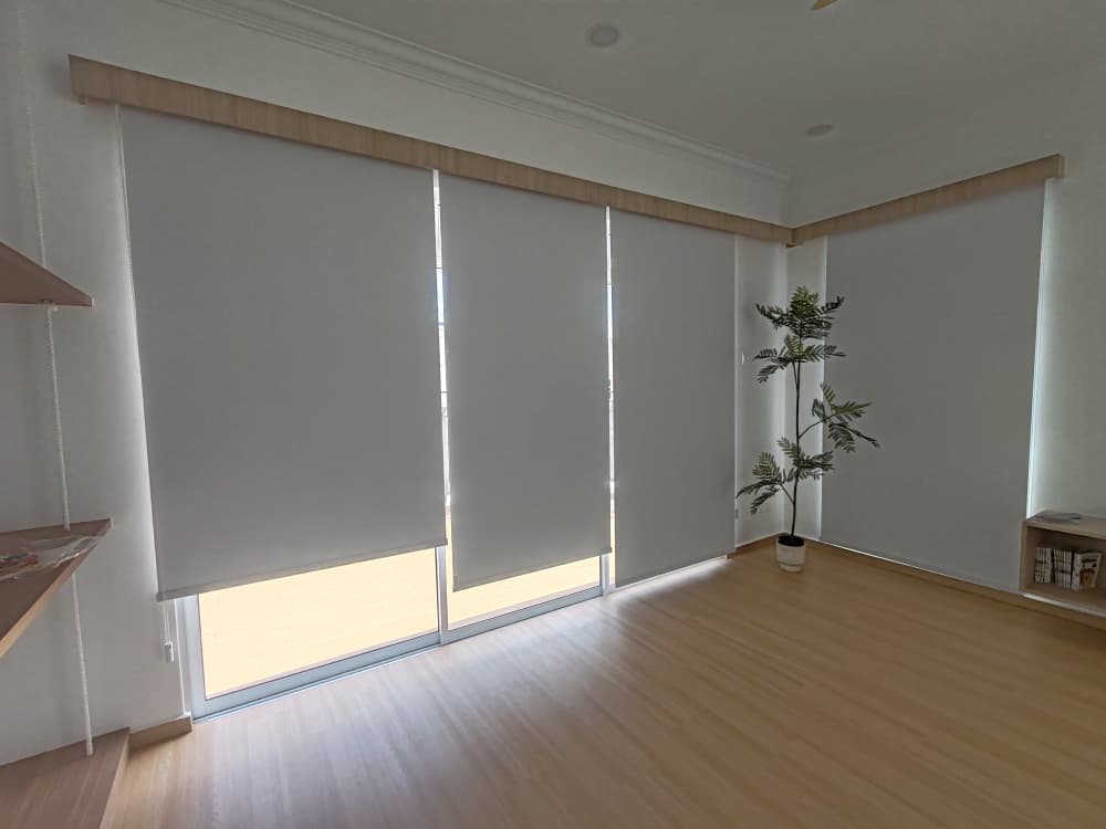 BLACKOUT 100 ROLLER BLINDS